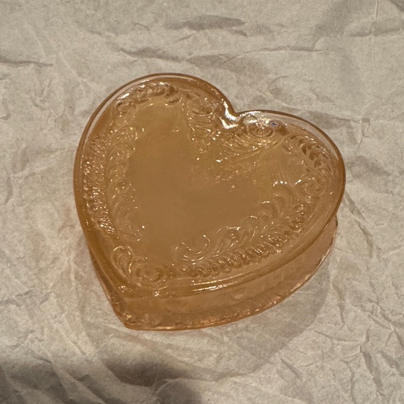 Boyd Crown Tuscown ~ Pink Glass Heart Trinket / Dresser Box - Picture 2 of 6